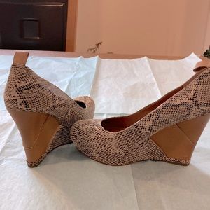 EUC B Makowsky platform shoes